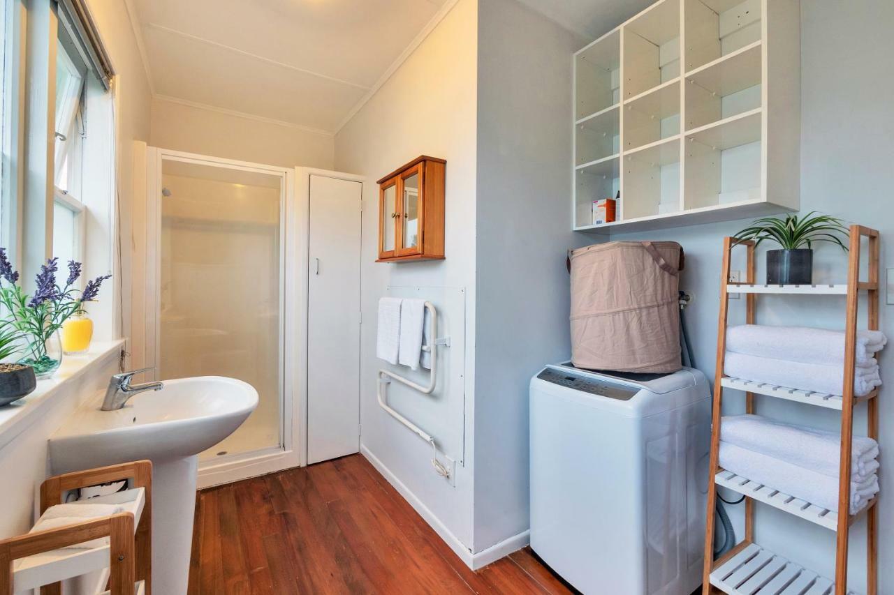 Sunny & Cozy Home Near Western Springs Auckland Exterior foto